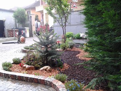 Realizzazione di giardini rocciosi con giochi d'acqua: servizio di costruzione di spazi rocciosi da parte di Druento Giardini, con personale qualificato e esperienza consolidata.